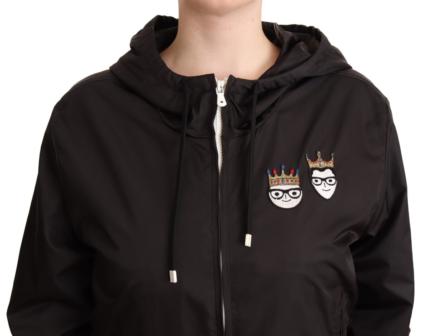 Elegante bomber nero con cappuccio