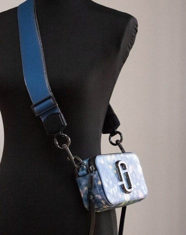 Die Snapshot-Tasche, Umhängetasche aus Leder mit Aquarell-Print in Blau