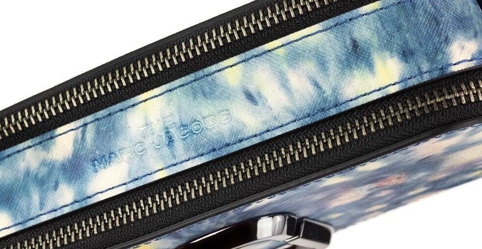 Die Snapshot-Tasche, Umhängetasche aus Leder mit Aquarell-Print in Blau