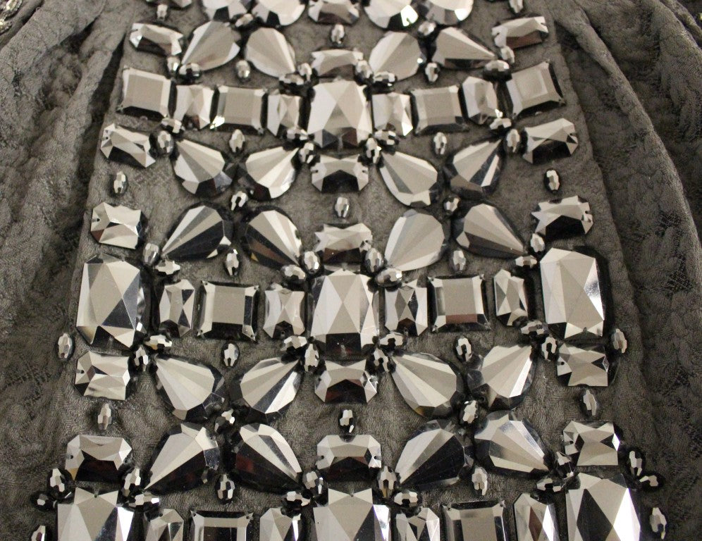 Schwarzer, mit Kristallen verzierter Meisterwerk-Rock