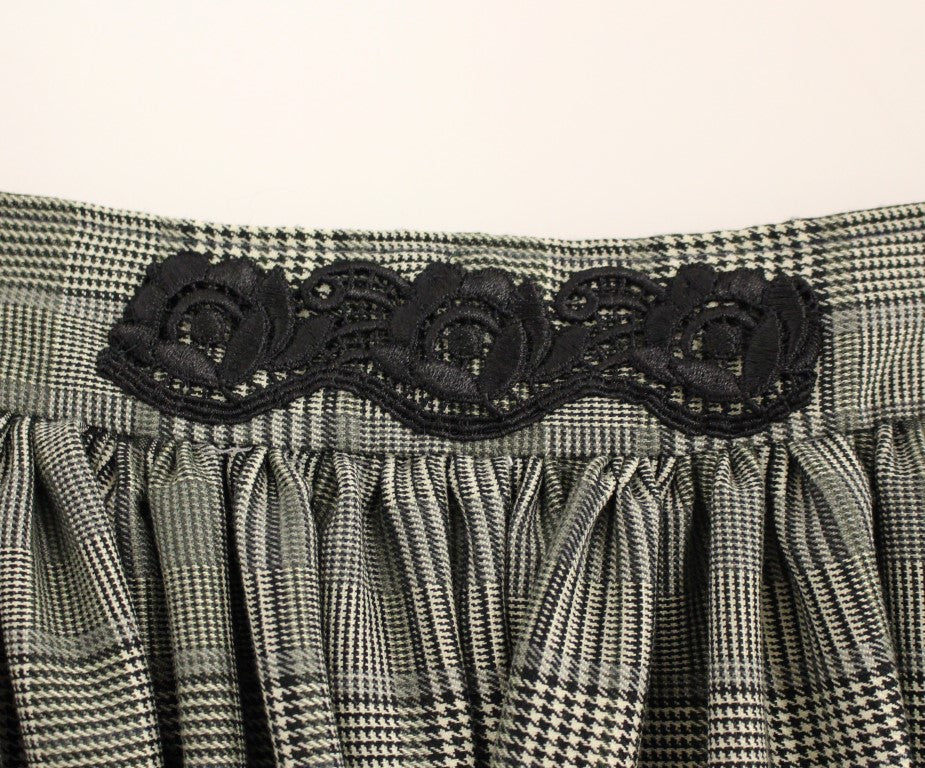 Eleganter grau karierter Shortsrock aus Wolle