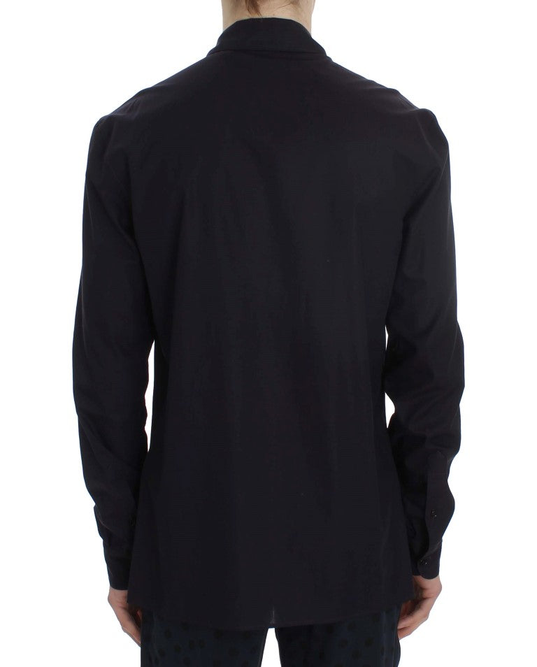 Elegantes lila gestreiftes Baumwollnachthemd