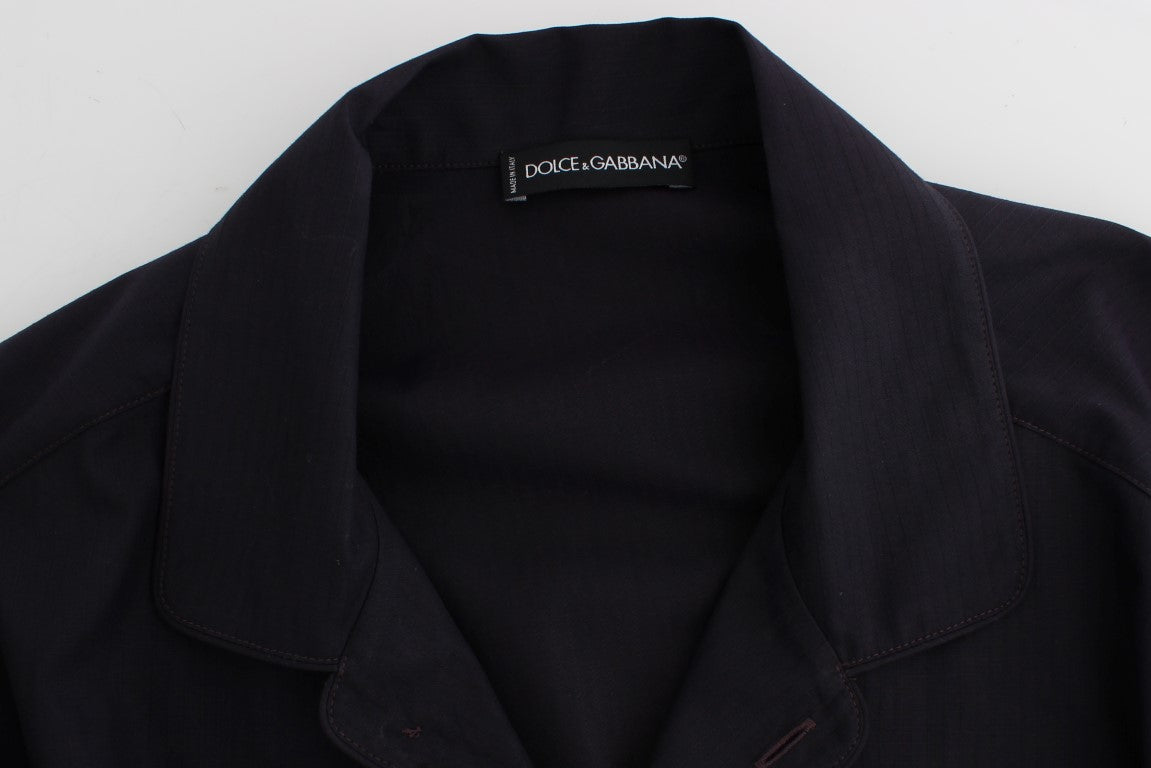 Elegantes lila gestreiftes Baumwollnachthemd