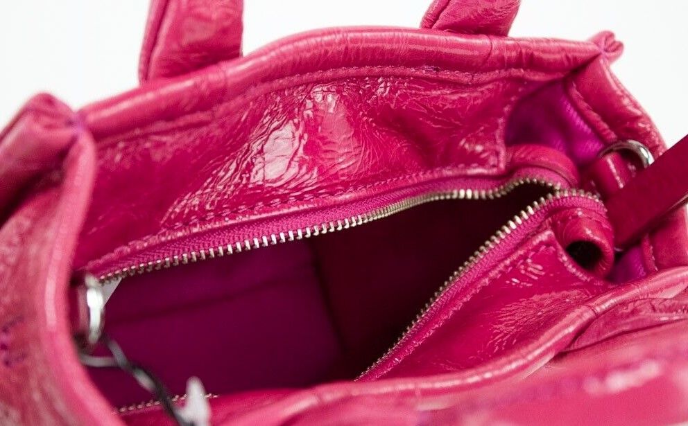 Die Shiny Crinkle Micro Tote Magenta Leder Umhängetasche Handtasche