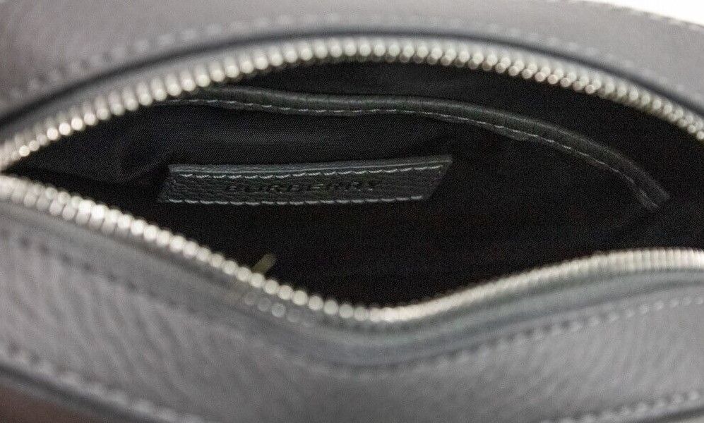 Thornton – Kleine Umhängetasche aus genarbtem Leder mit geprägtem Logo in Grau