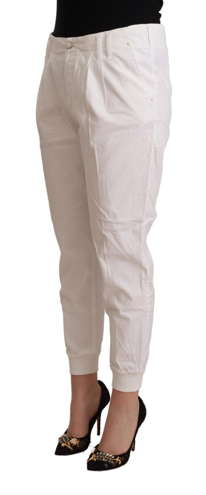 Schicke weiße, konisch zulaufende Cropped-Hose
