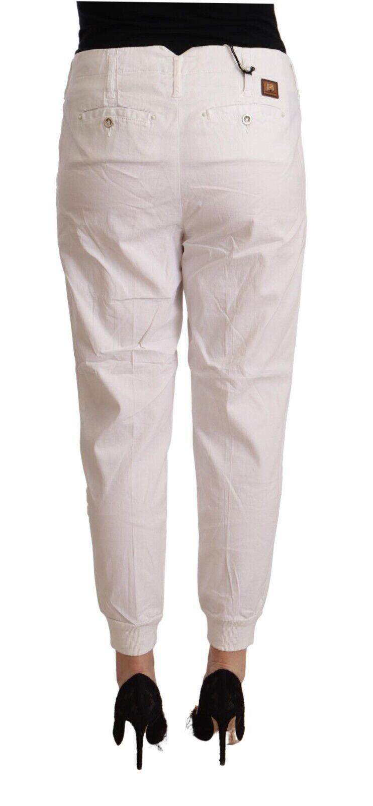 Schicke weiße, konisch zulaufende Cropped-Hose
