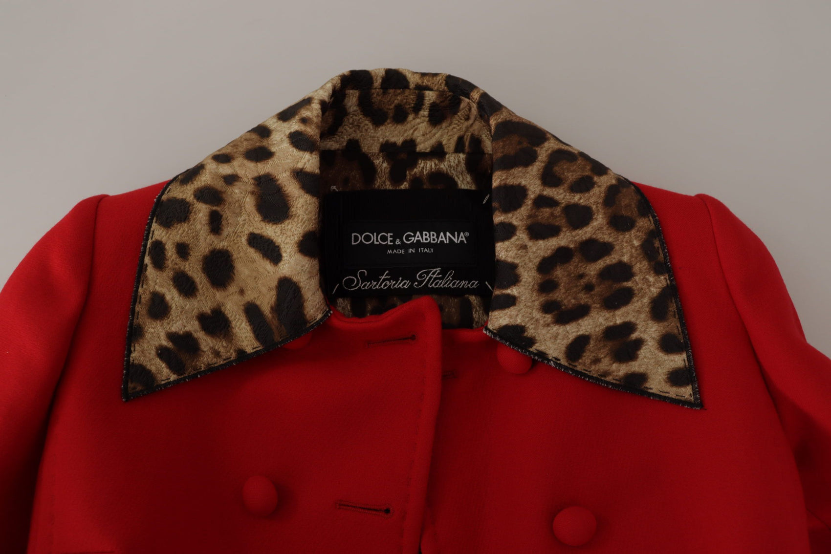 Elegante trench rosso leopardato