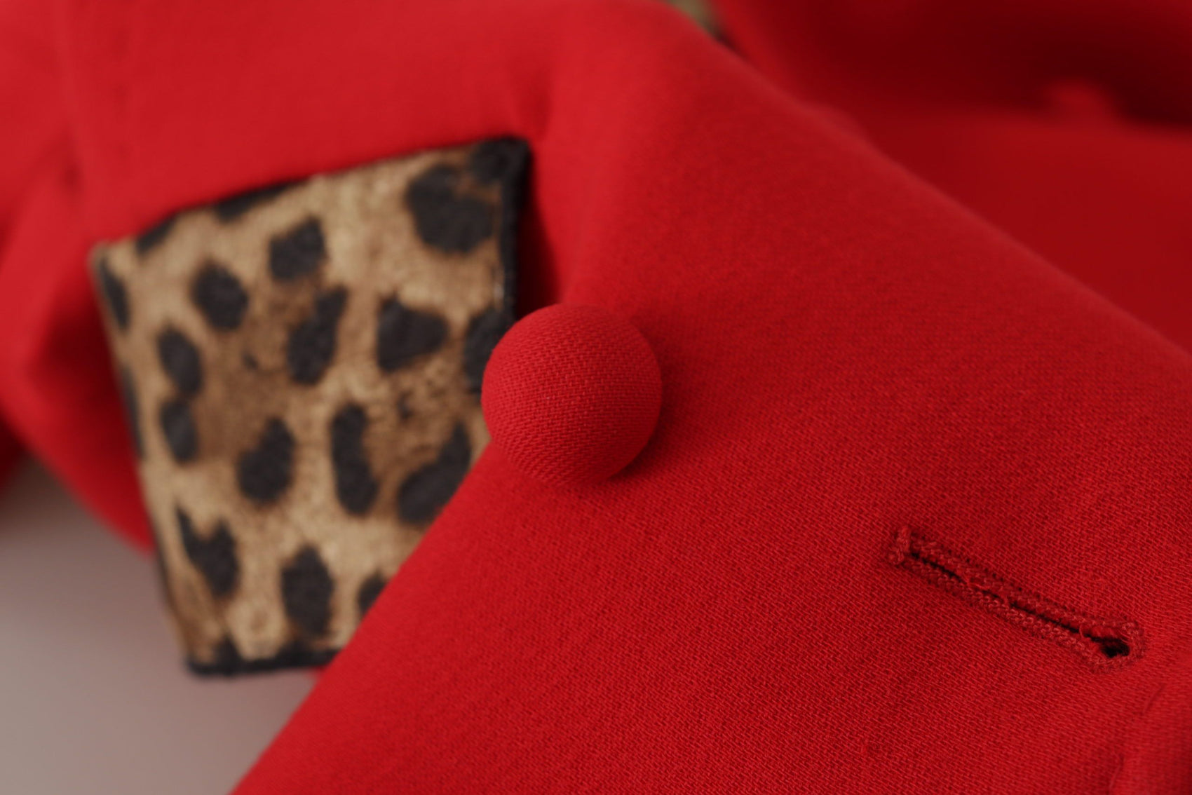Elegante trench rosso leopardato