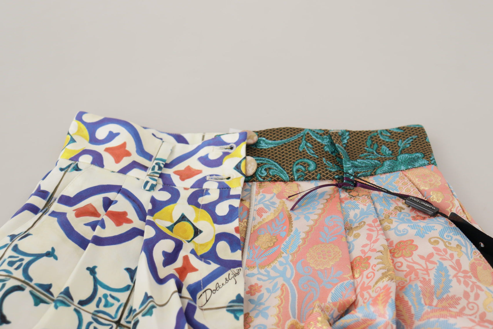 Mehrfarbige Majolika-Shorts mit hoher Taille und Jacquard