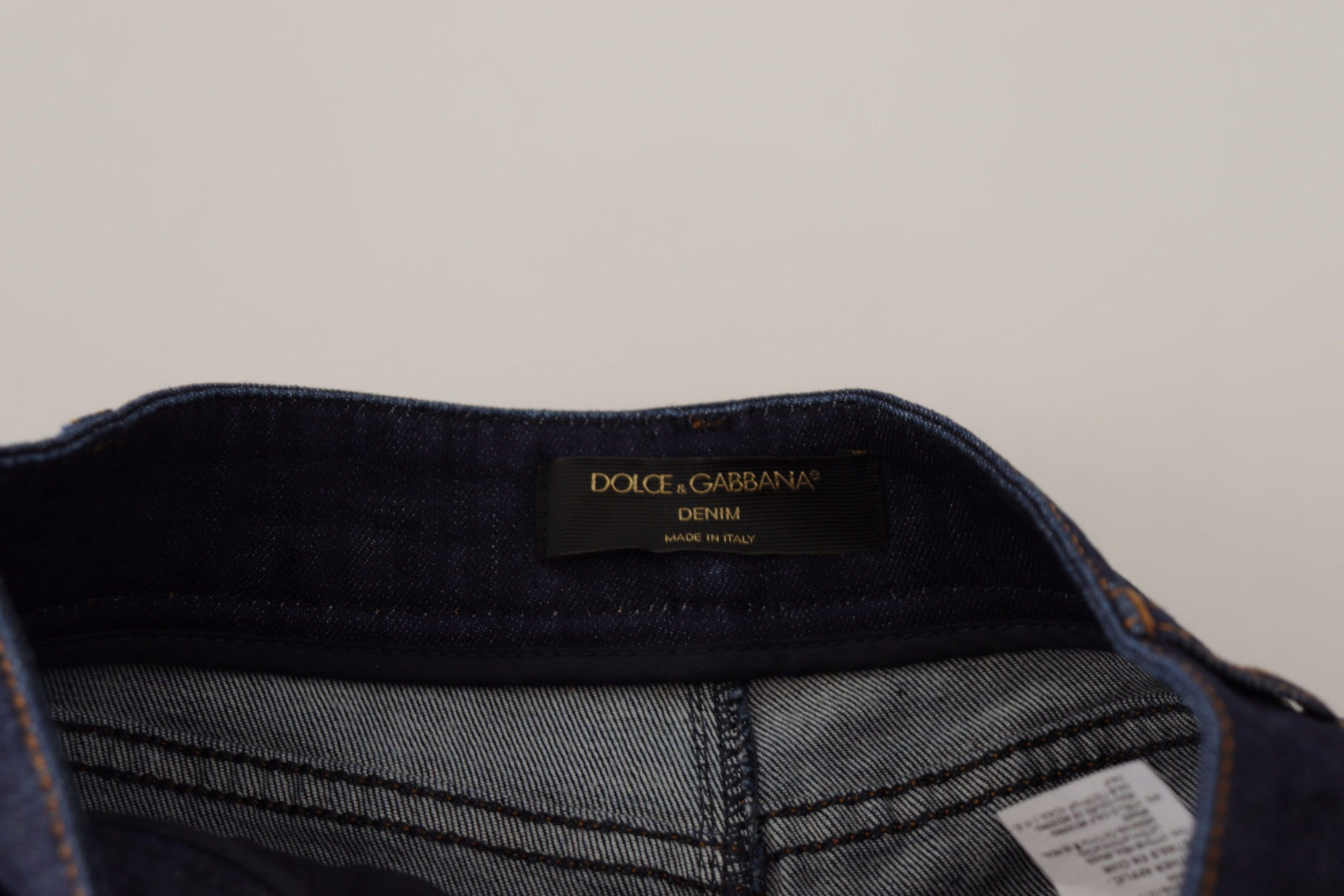 Schicke Hotpants-Shorts mit hoher Taille und Kristalldetails