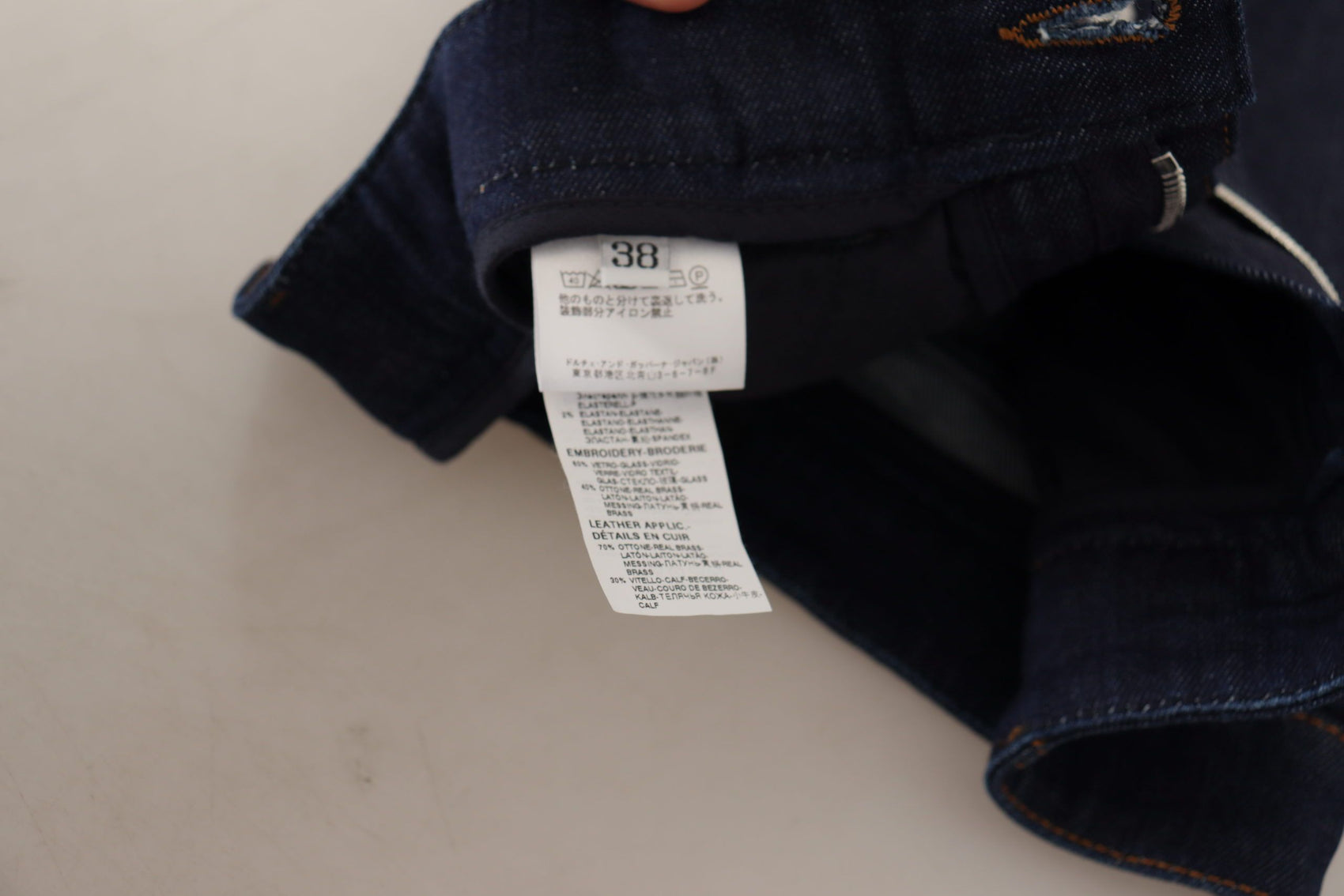 Schicke Hotpants-Shorts mit hoher Taille und Kristalldetails