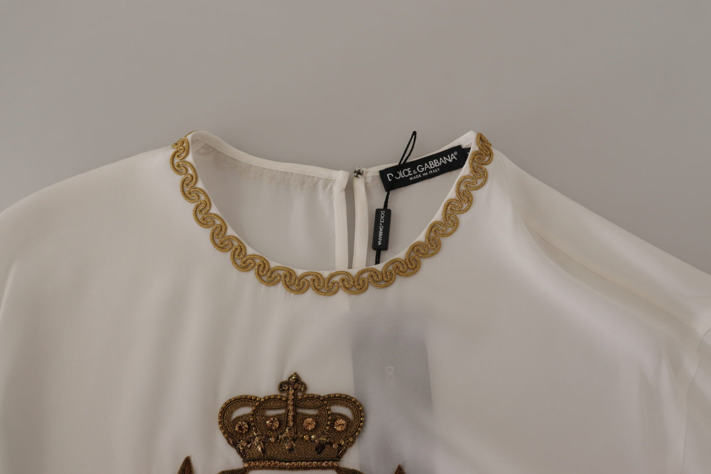 Elegante Seidenbluse mit goldener Kronenstickerei