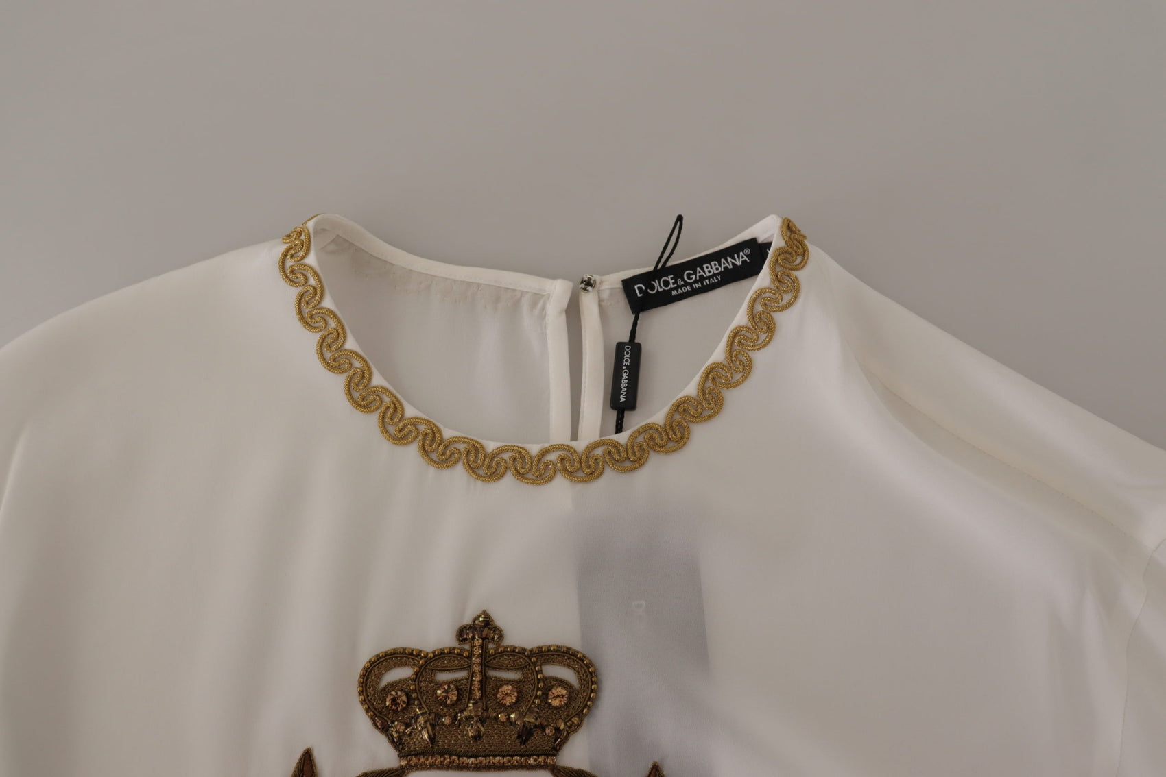 Elegante Seidenbluse mit goldener Kronenstickerei
