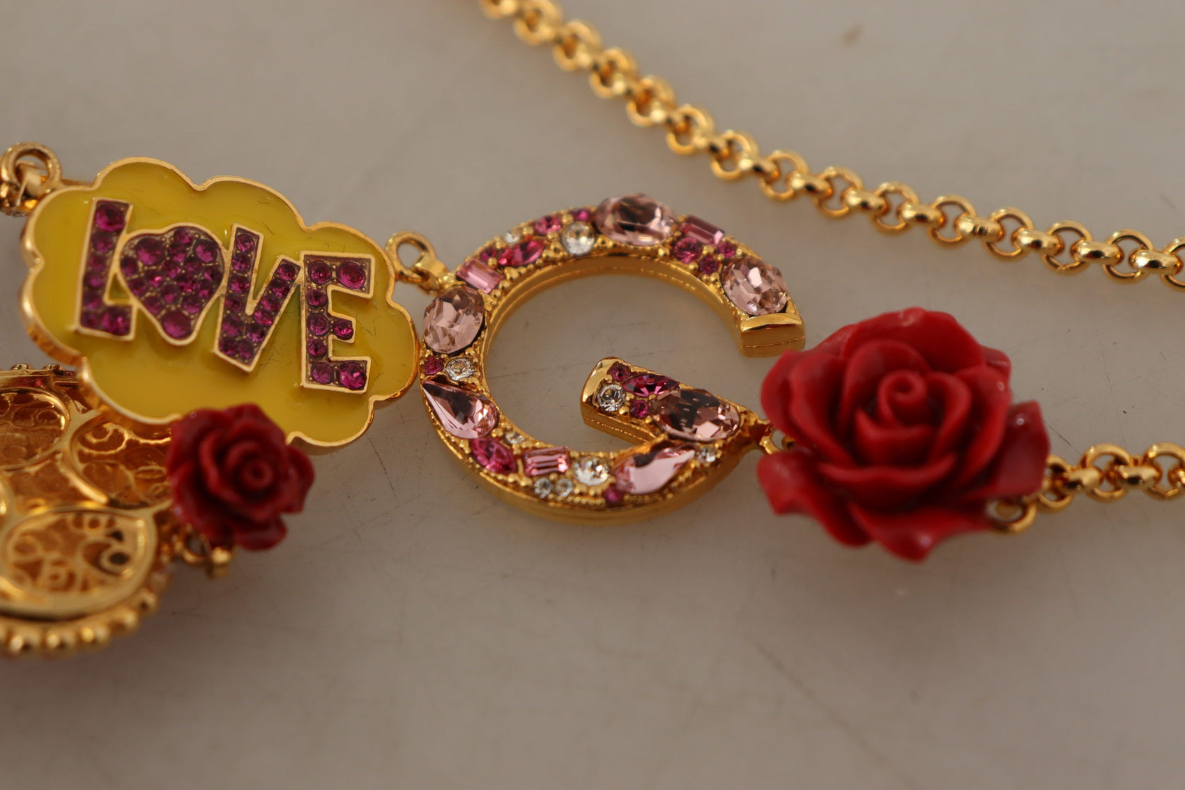Collana con ciondolo in cristallo dorato glamour