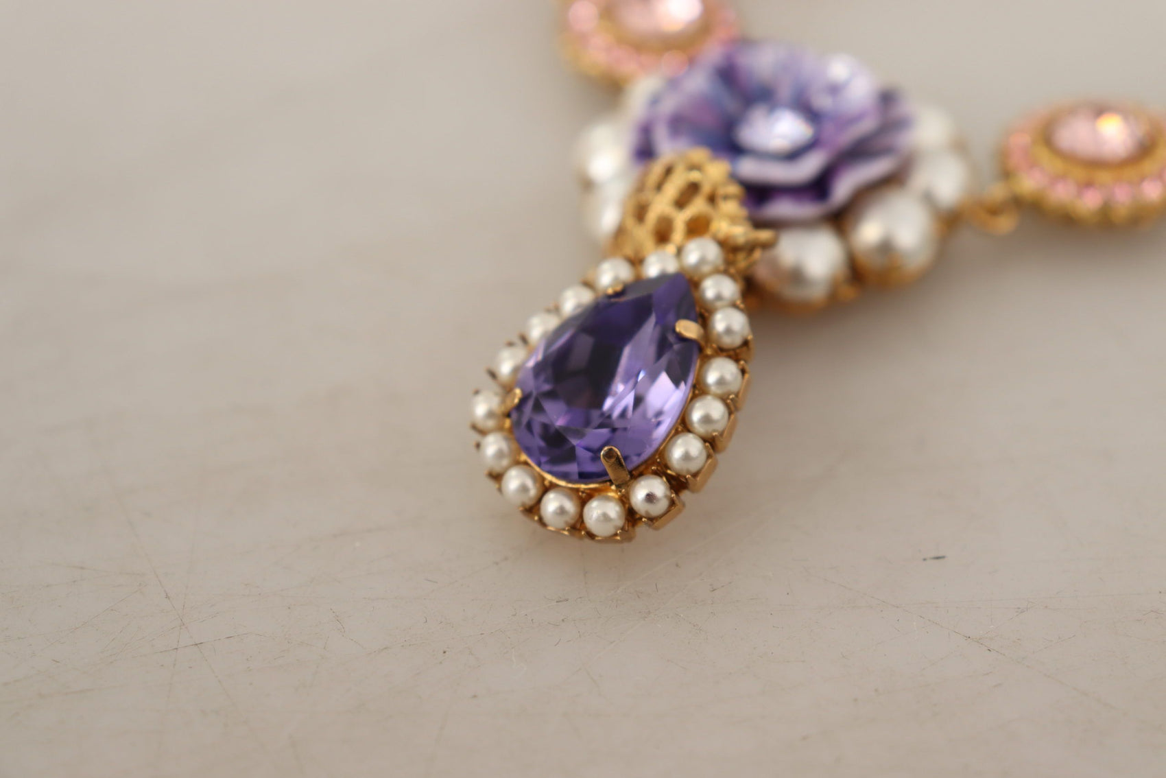 Elegante collana con cristalli floreali