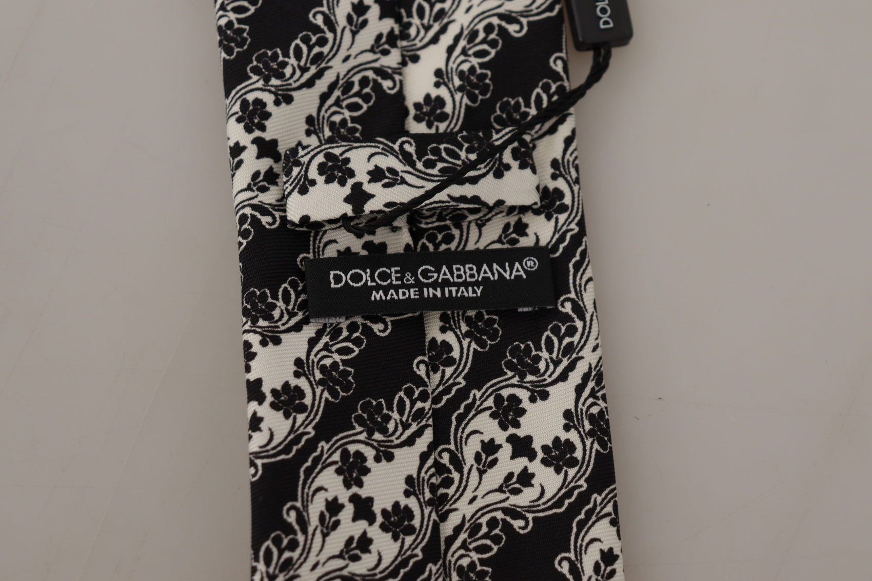 Elegante papillon in seta con stampa floreale