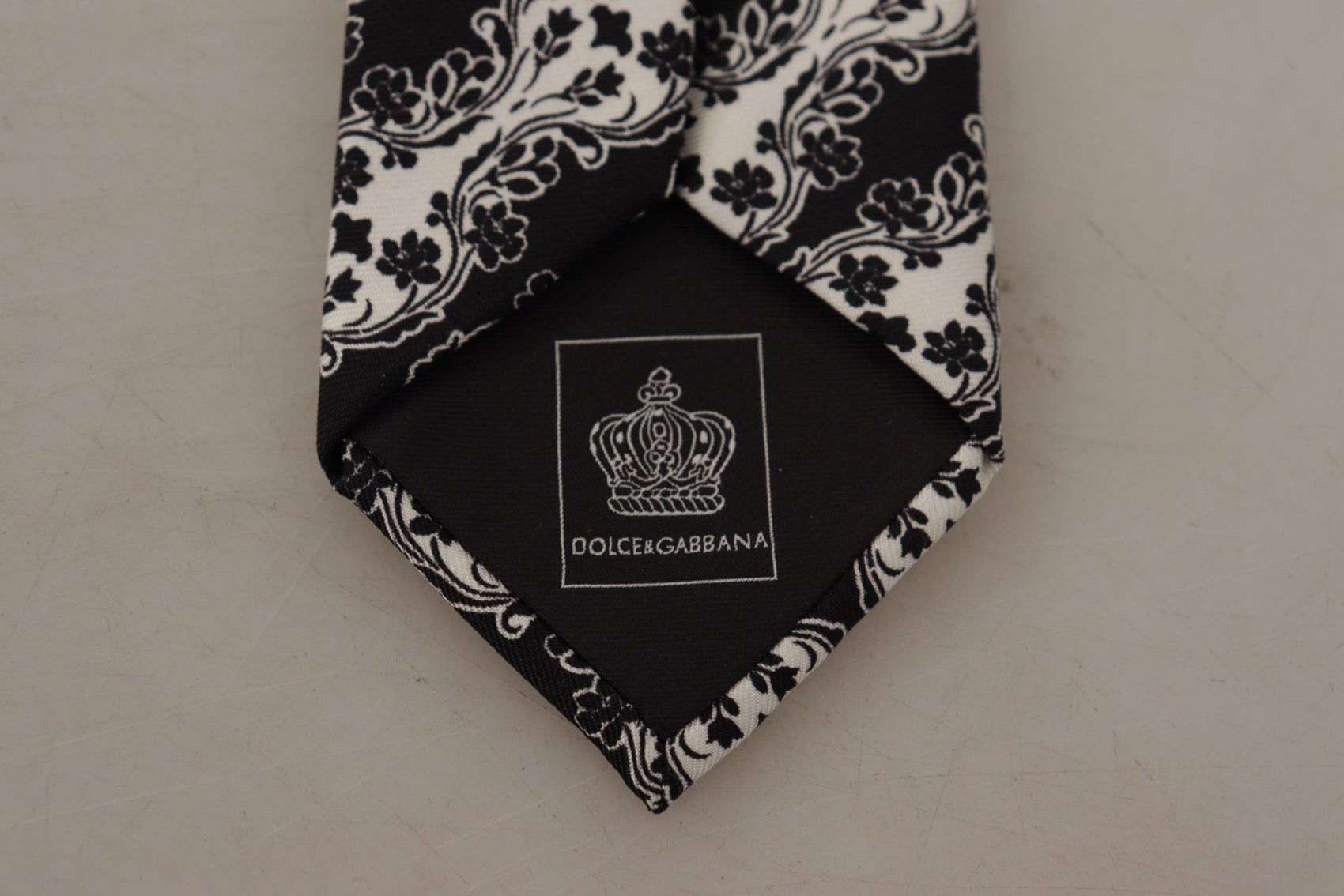 Elegante papillon in seta con stampa floreale