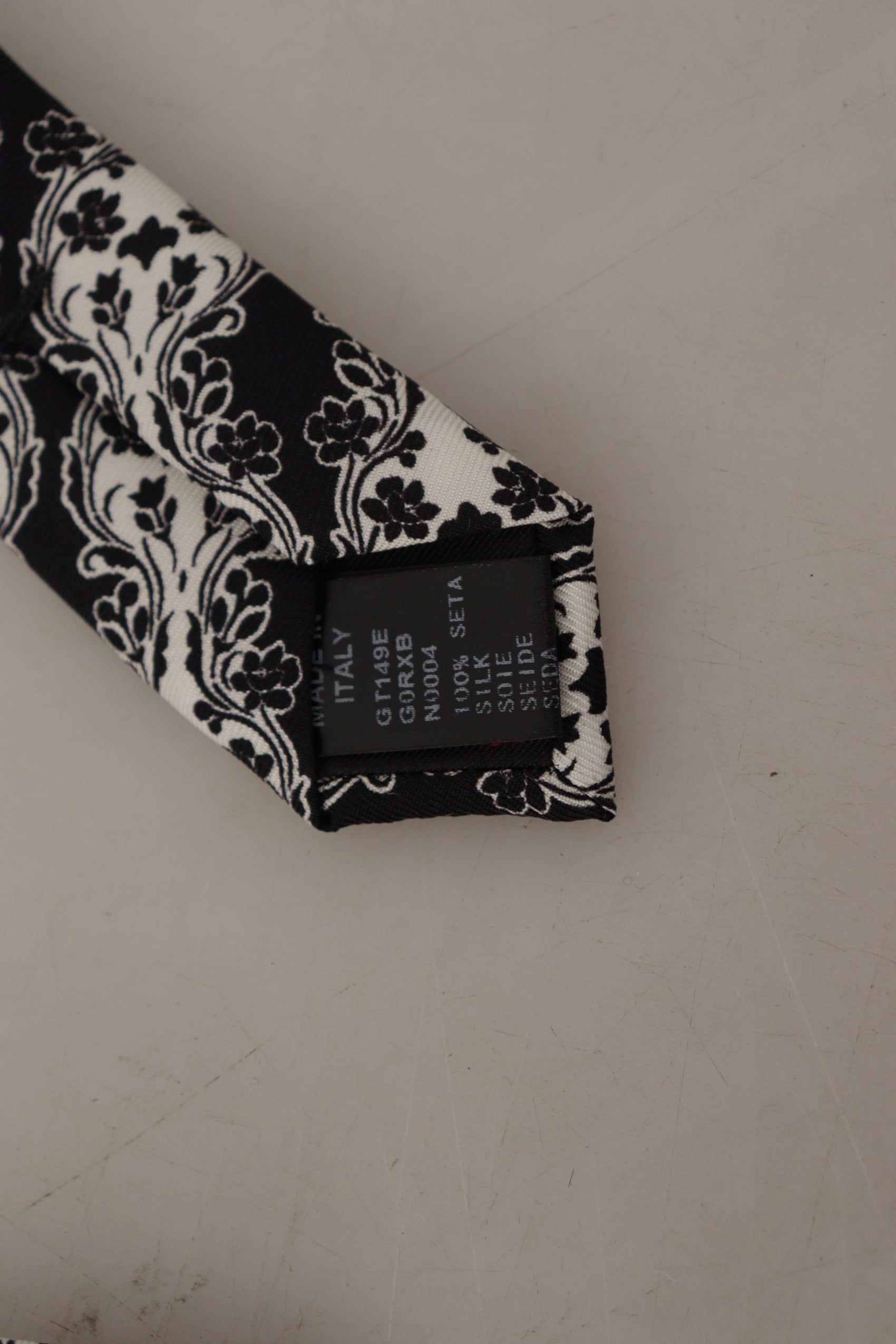 Elegante papillon in seta con stampa floreale