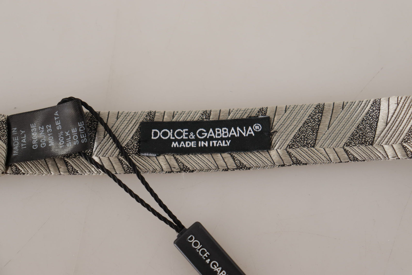 Elegante papillon grigio in seta