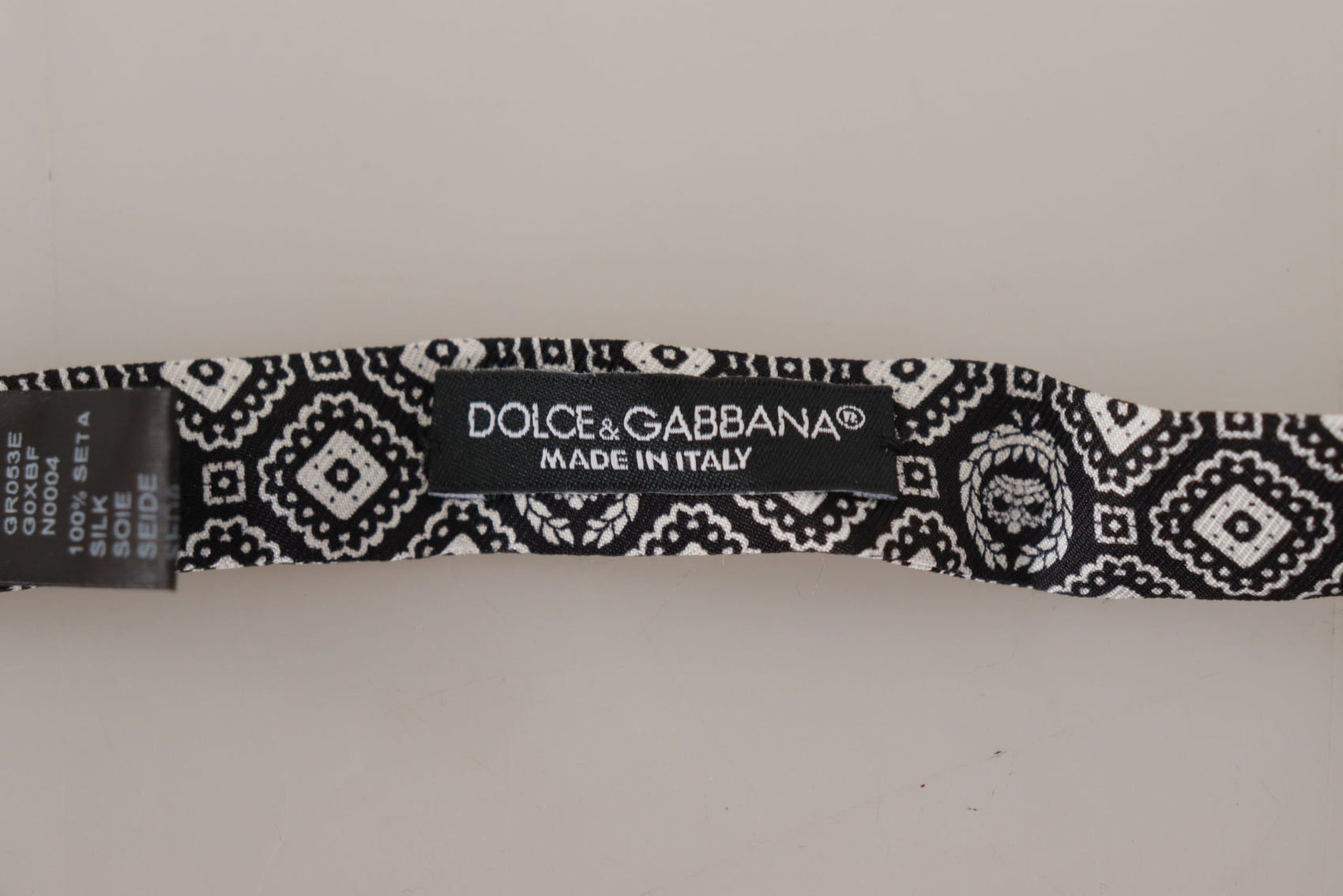 Elegante papillon nero in seta
