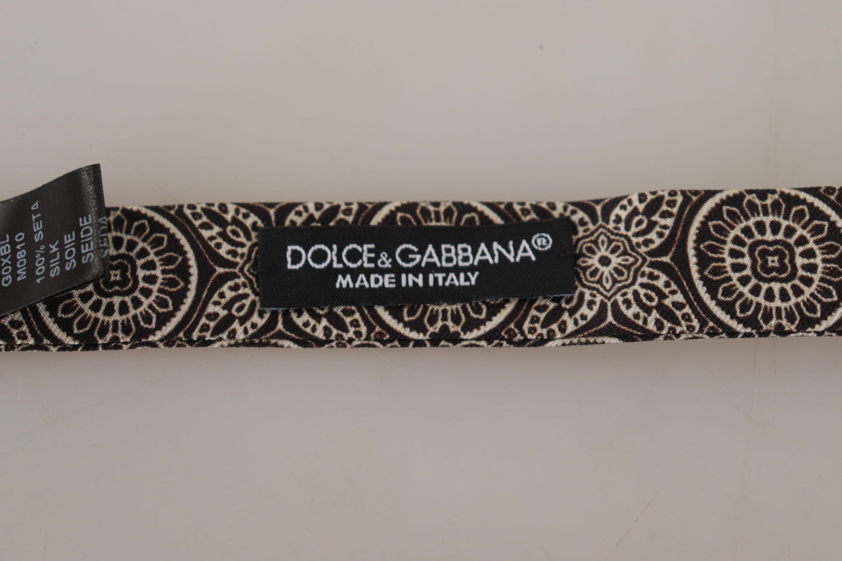 Elegante papillon in seta bianco e nero
