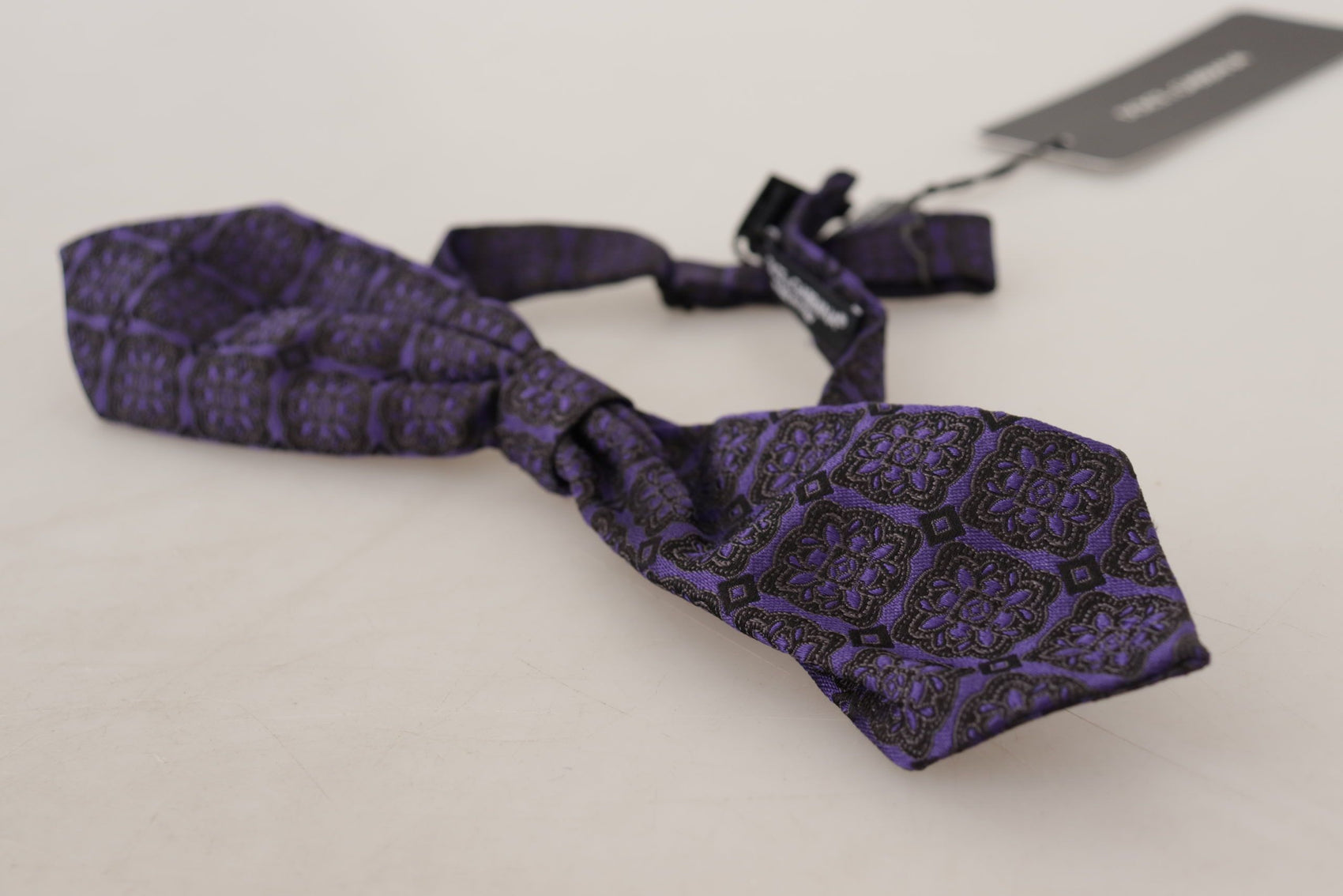 Elegante papillon geometrico blu in seta
