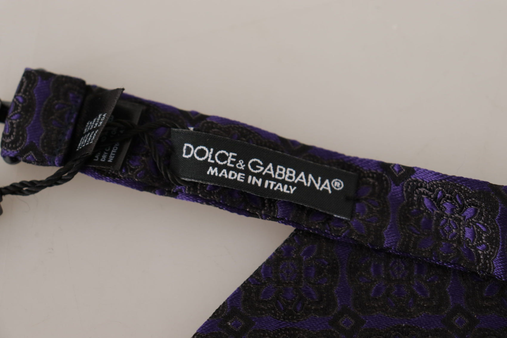 Elegante papillon geometrico blu in seta