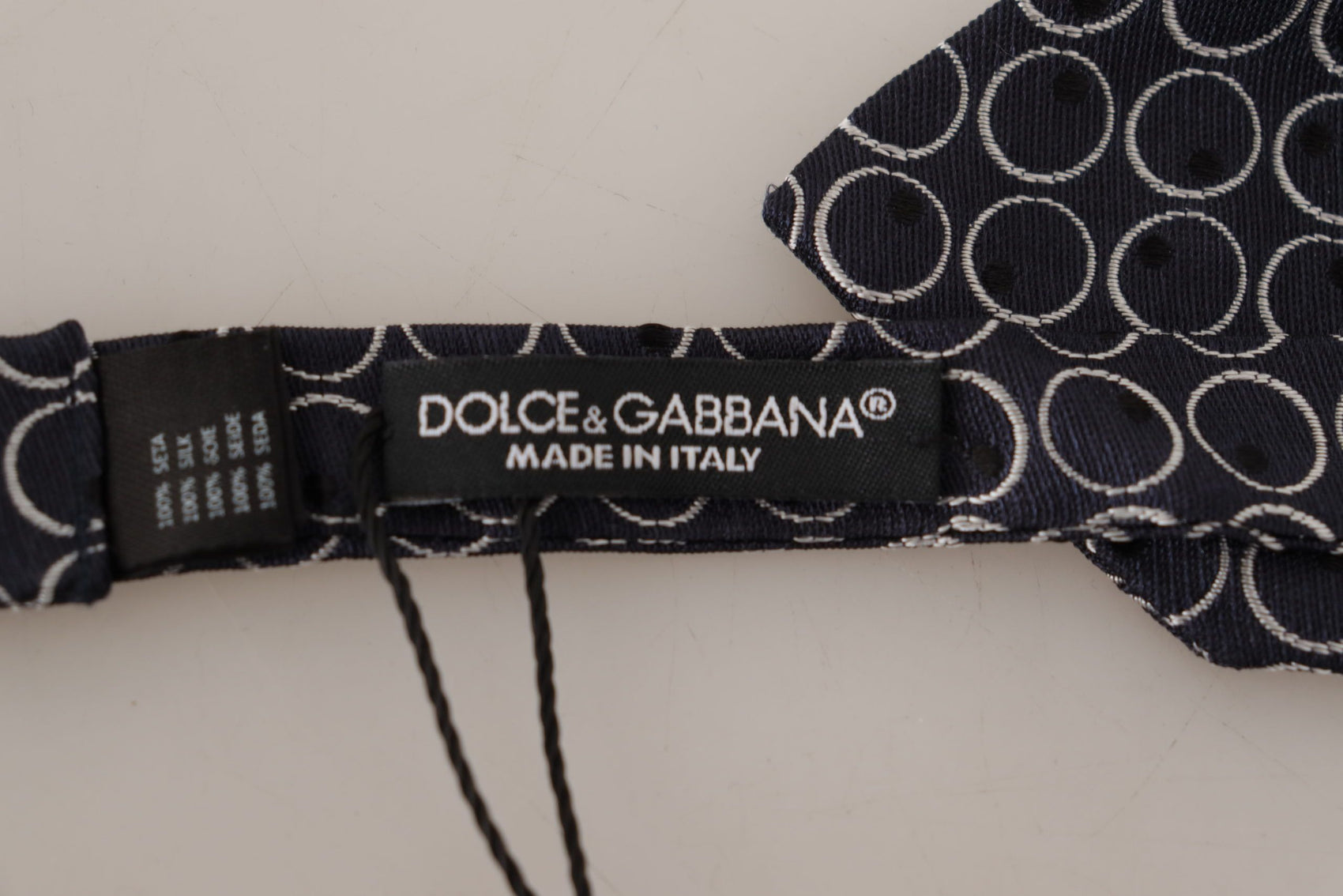 Elegante papillon in seta bianco e nero