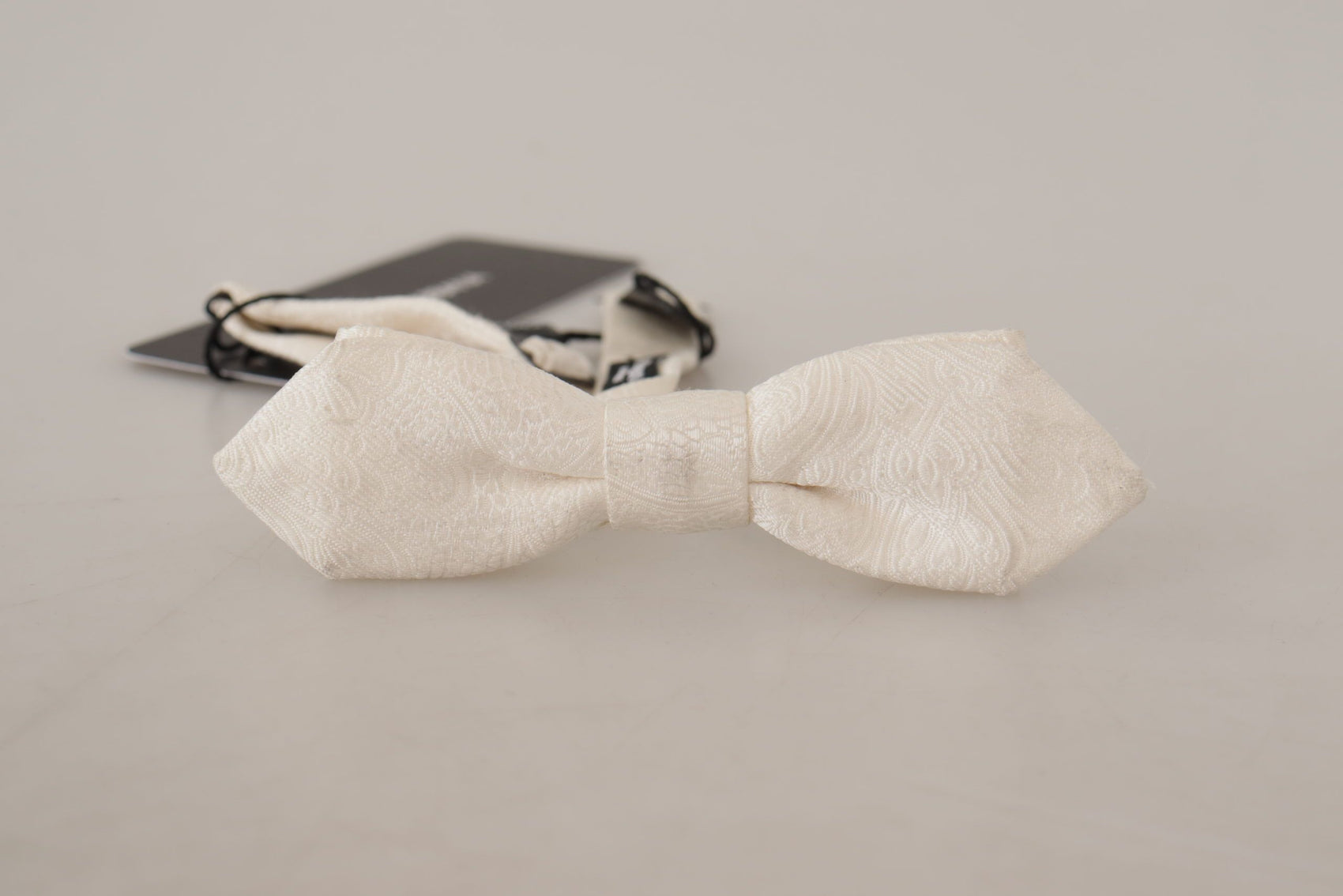 Elegante papillon in seta bianca