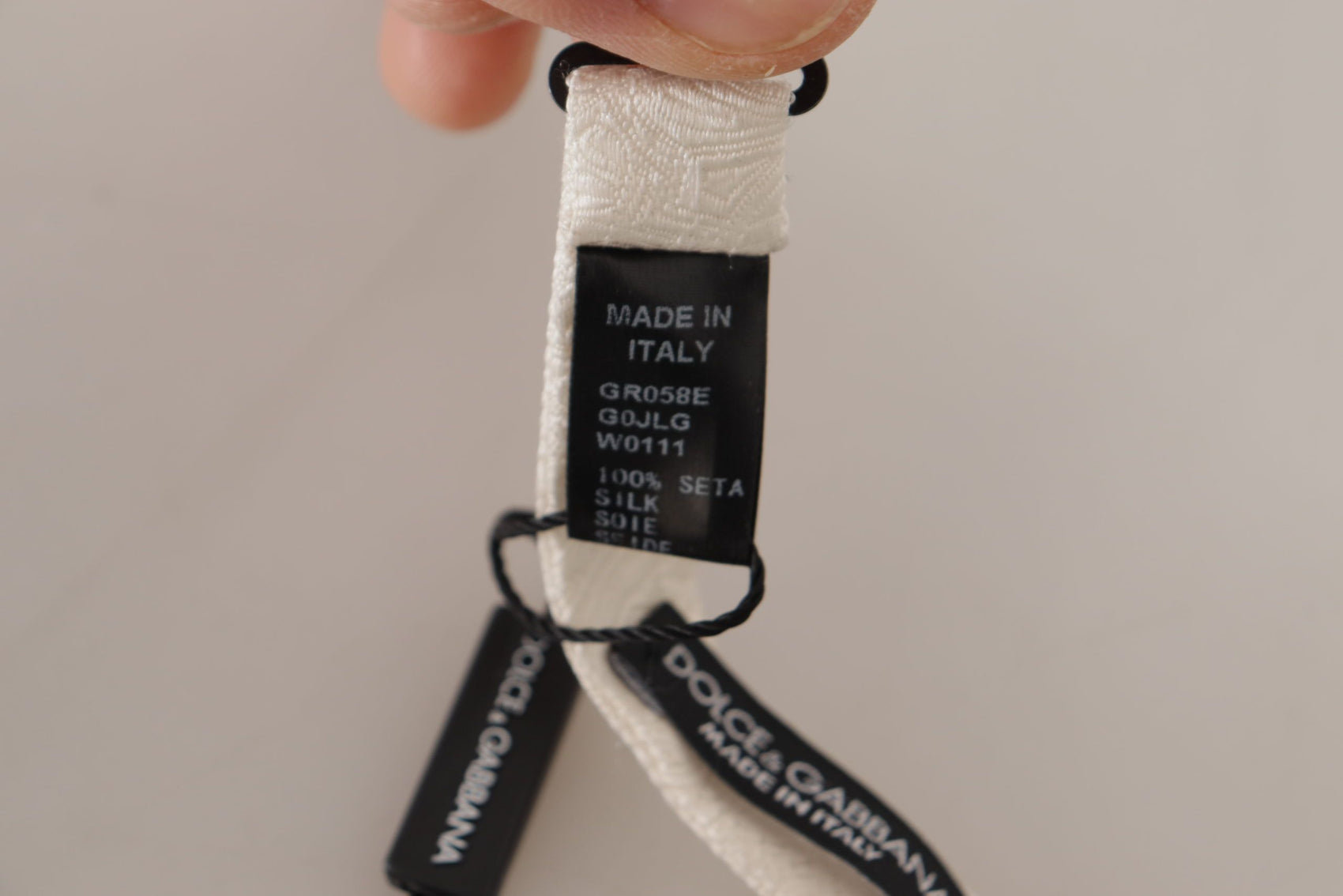 Elegante papillon in seta bianca