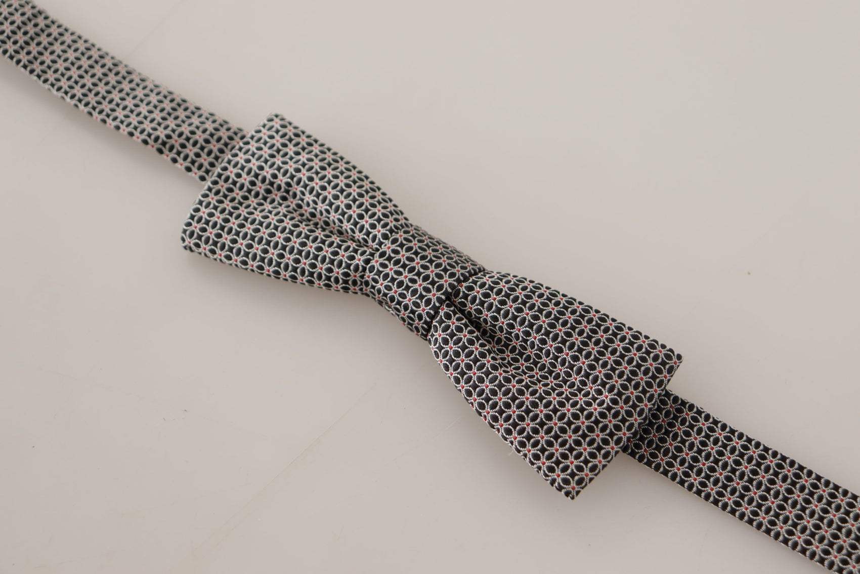 Elegante papillon in seta nera