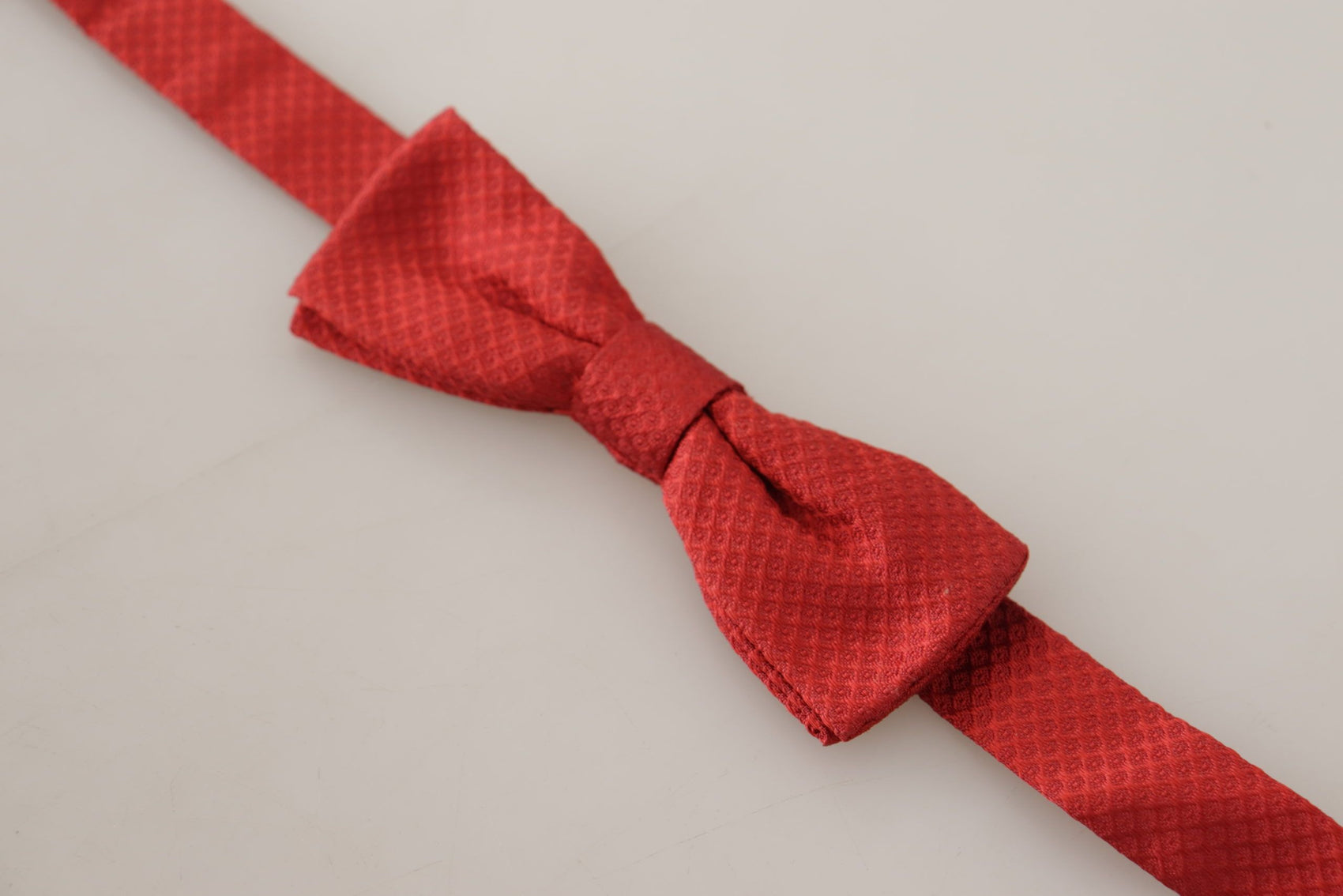 Elegante papillon in seta rossa