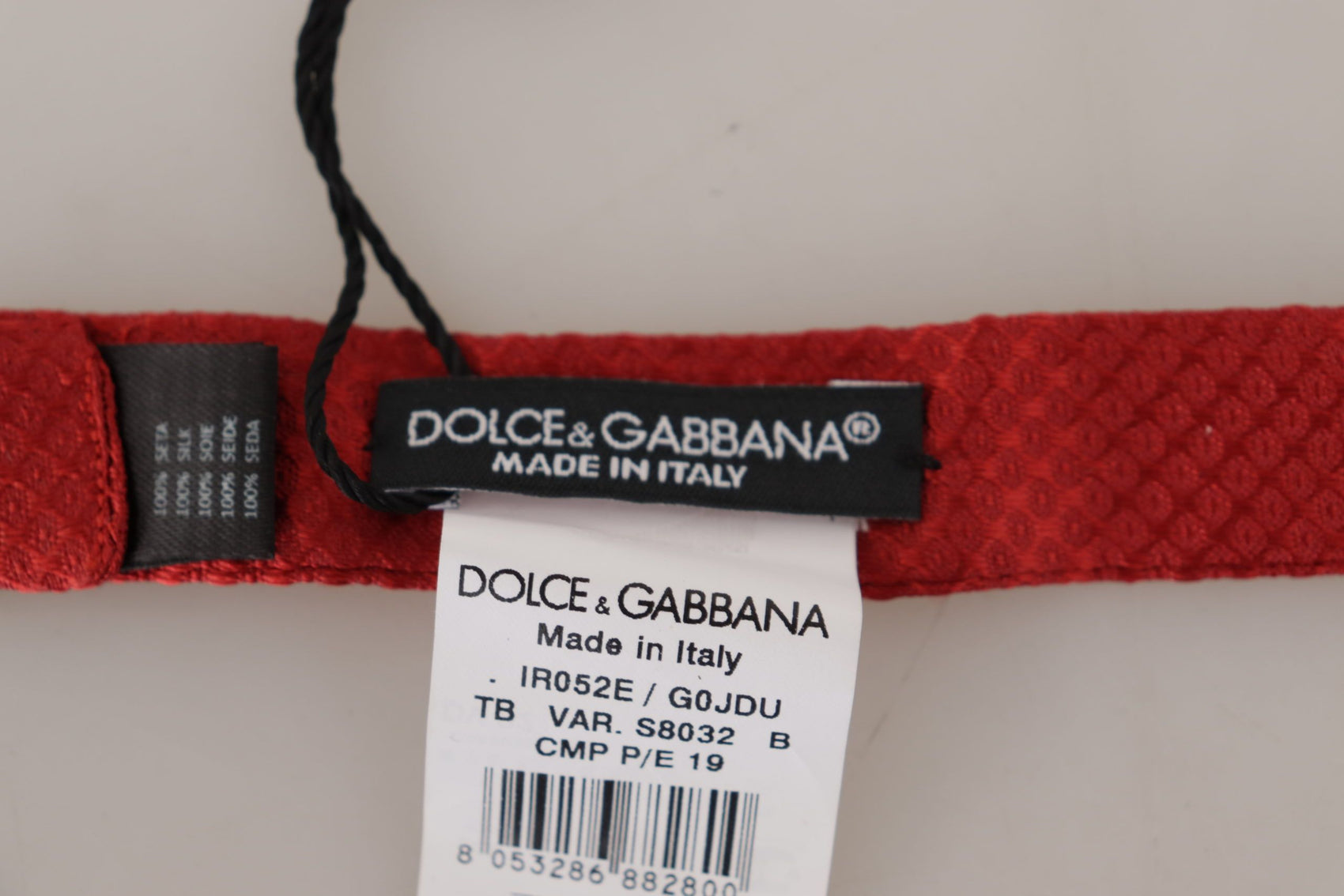 Elegante papillon in seta rossa