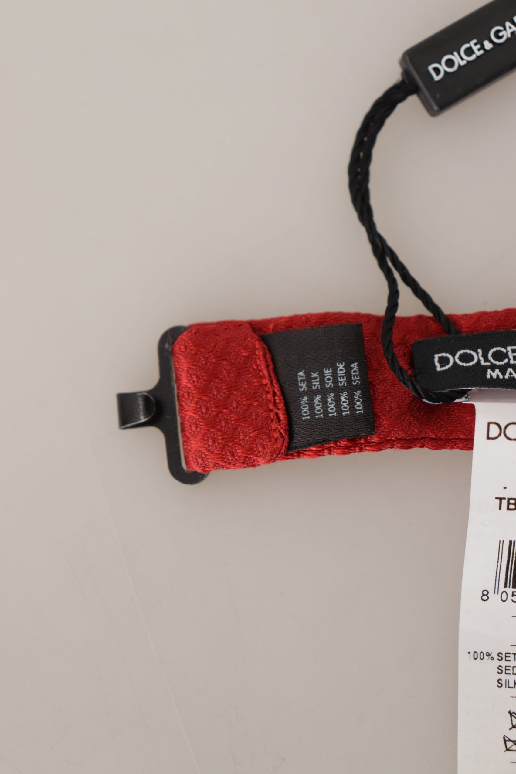 Elegante papillon in seta rossa