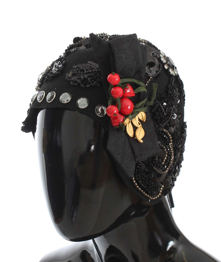 Elegante cappello a cloche decorato con cristalli neri