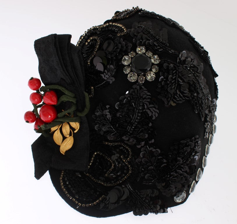 Elegante cappello a cloche decorato con cristalli neri