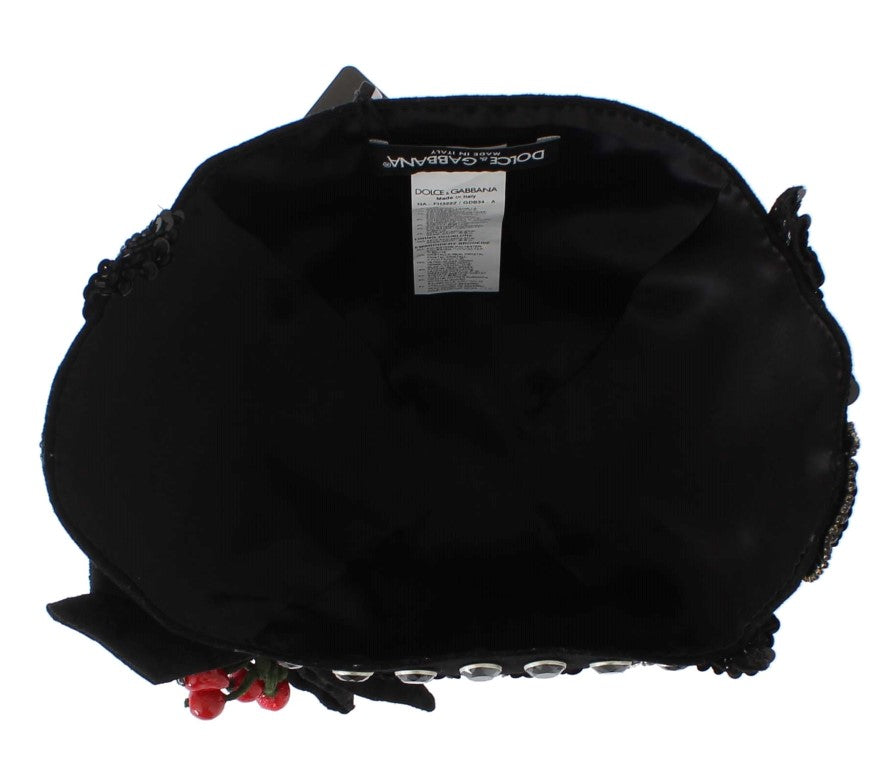 Eleganter schwarzer Glockenhut mit Kristallen