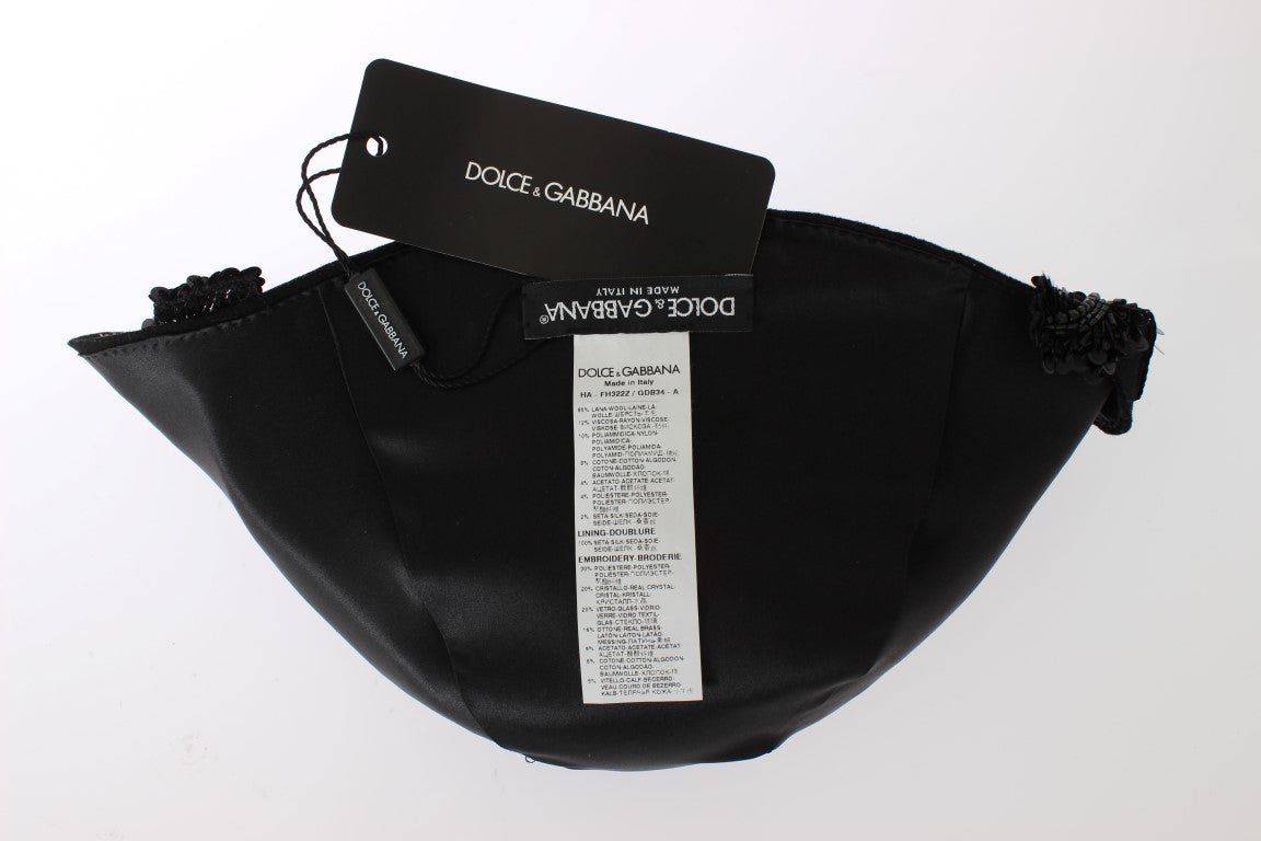 Eleganter schwarzer Glockenhut mit Kristallen