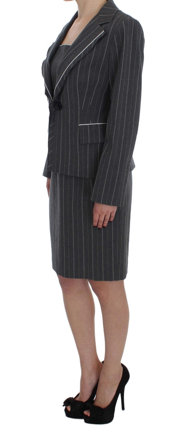 Elegante abito a righe grigie e completo blazer
