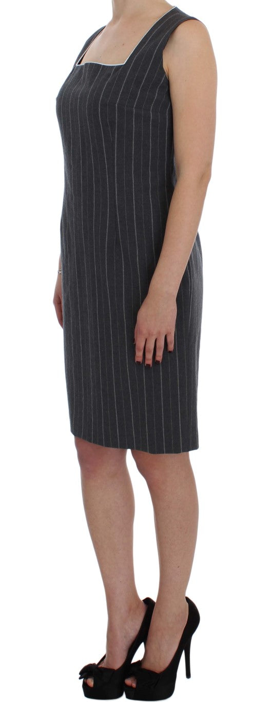 Elegante abito a righe grigie e completo blazer