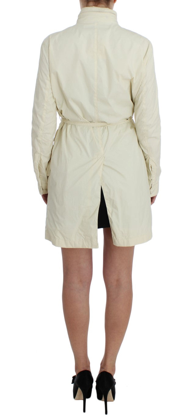 Schicker beigefarbener Trenchcoat
