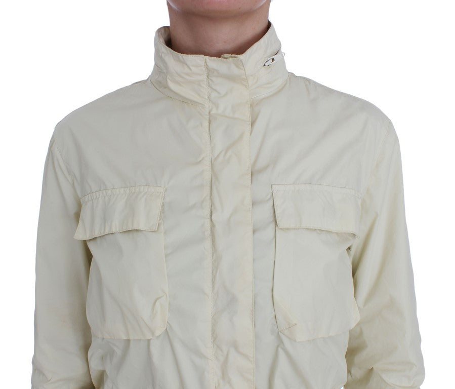 Schicker beigefarbener Trenchcoat