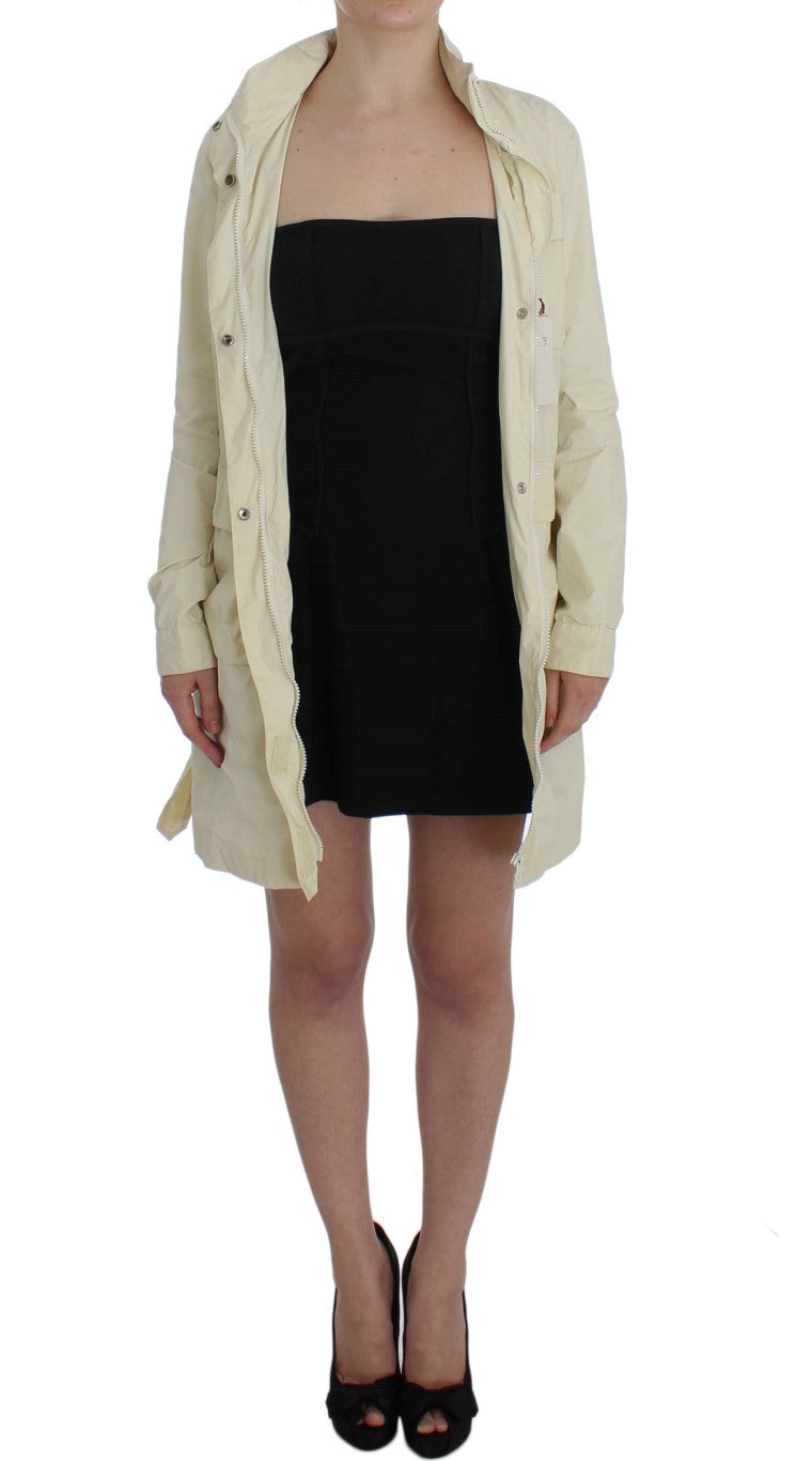 Schicker beigefarbener Trenchcoat