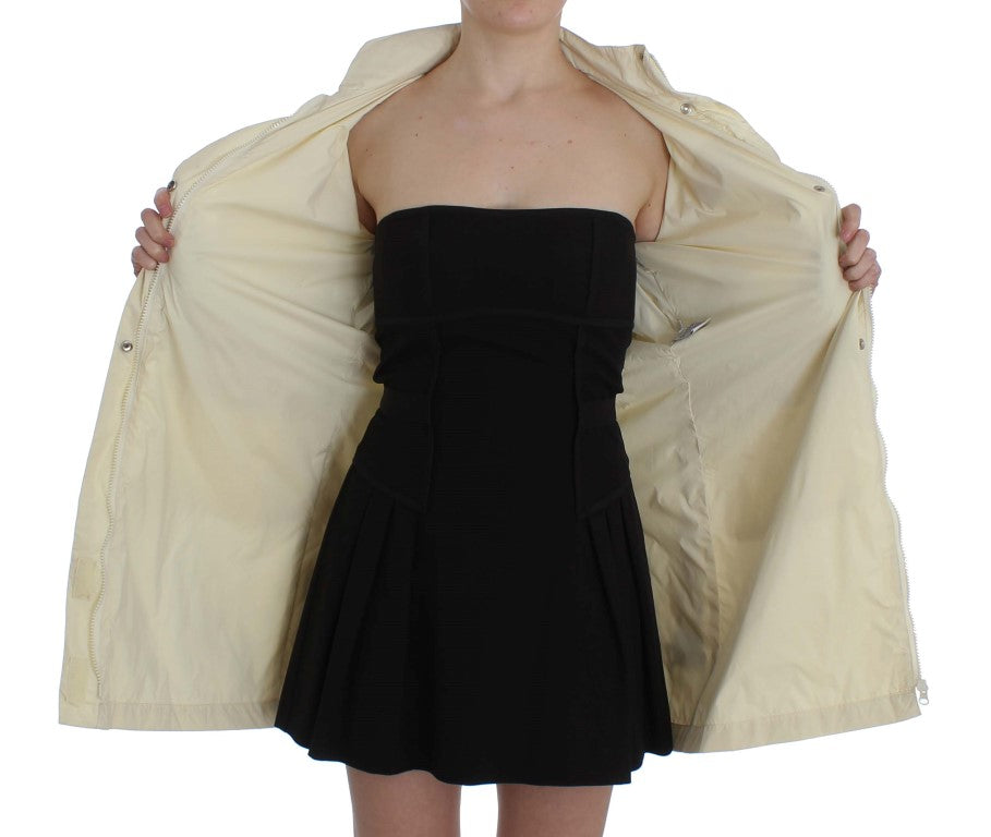 Schicker beigefarbener Trenchcoat