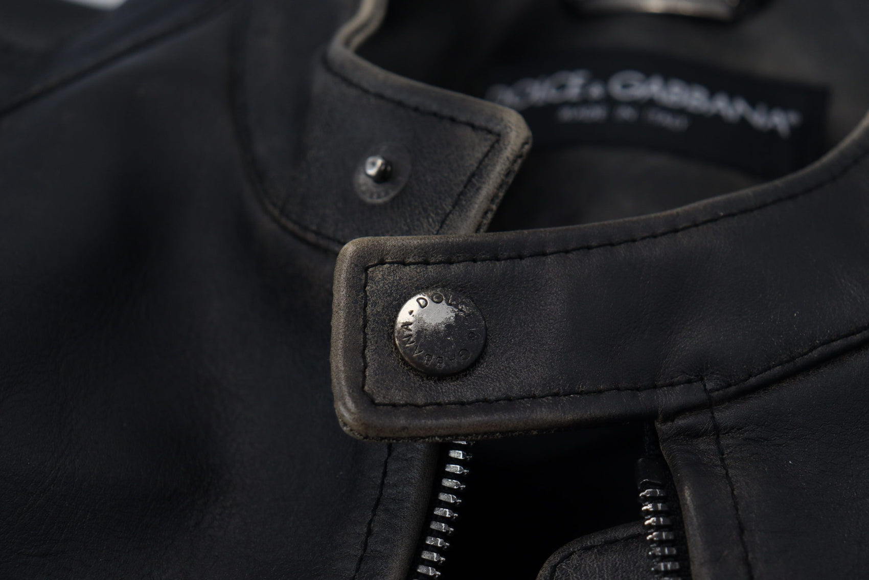 Elegante schwarze Lederjacke mit silbernen Details