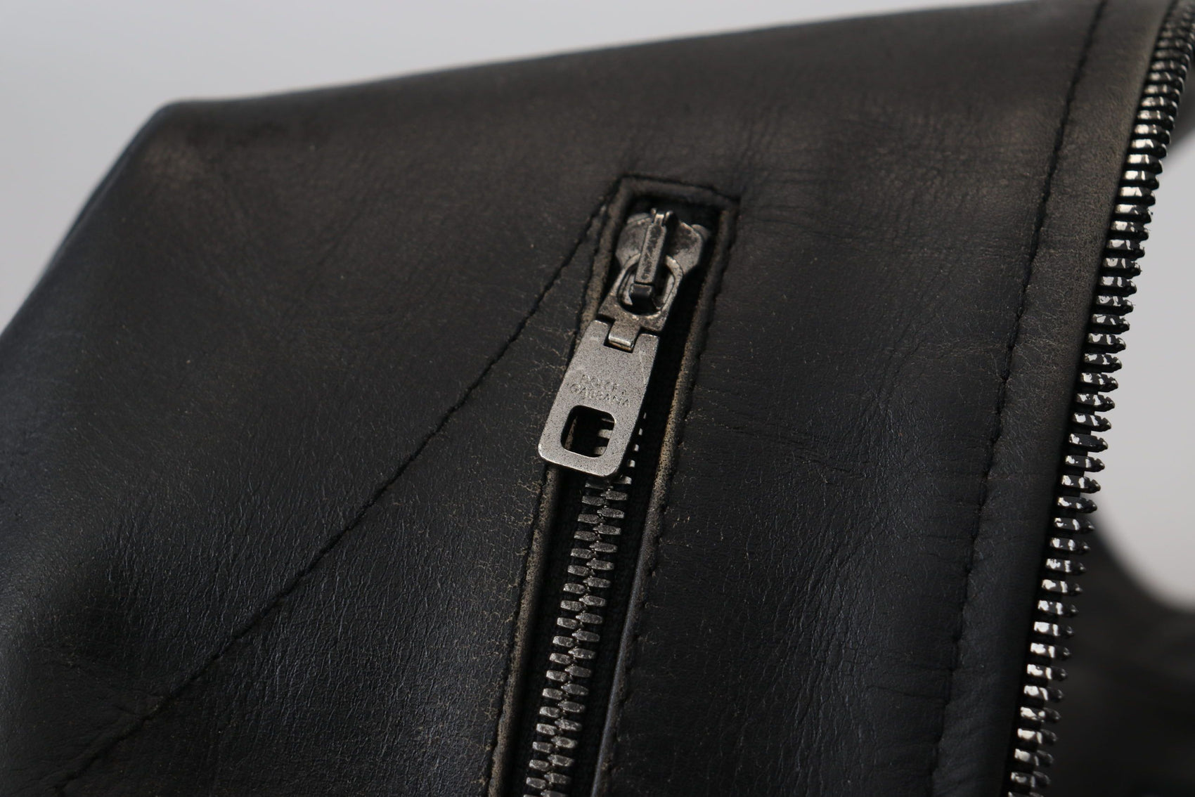 Elegante schwarze Lederjacke mit silbernen Details