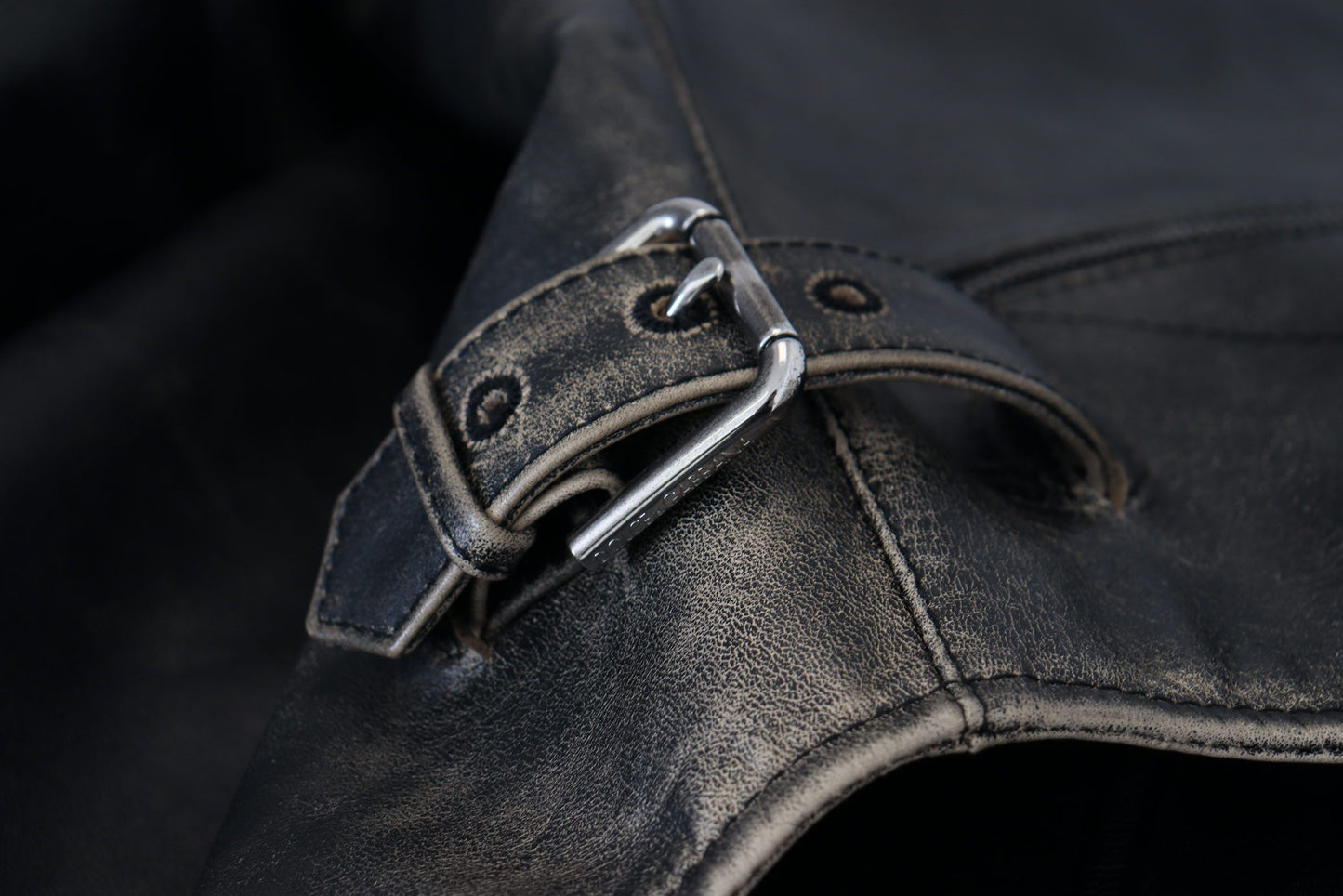 Elegante giacca in pelle nera con dettagli in argento