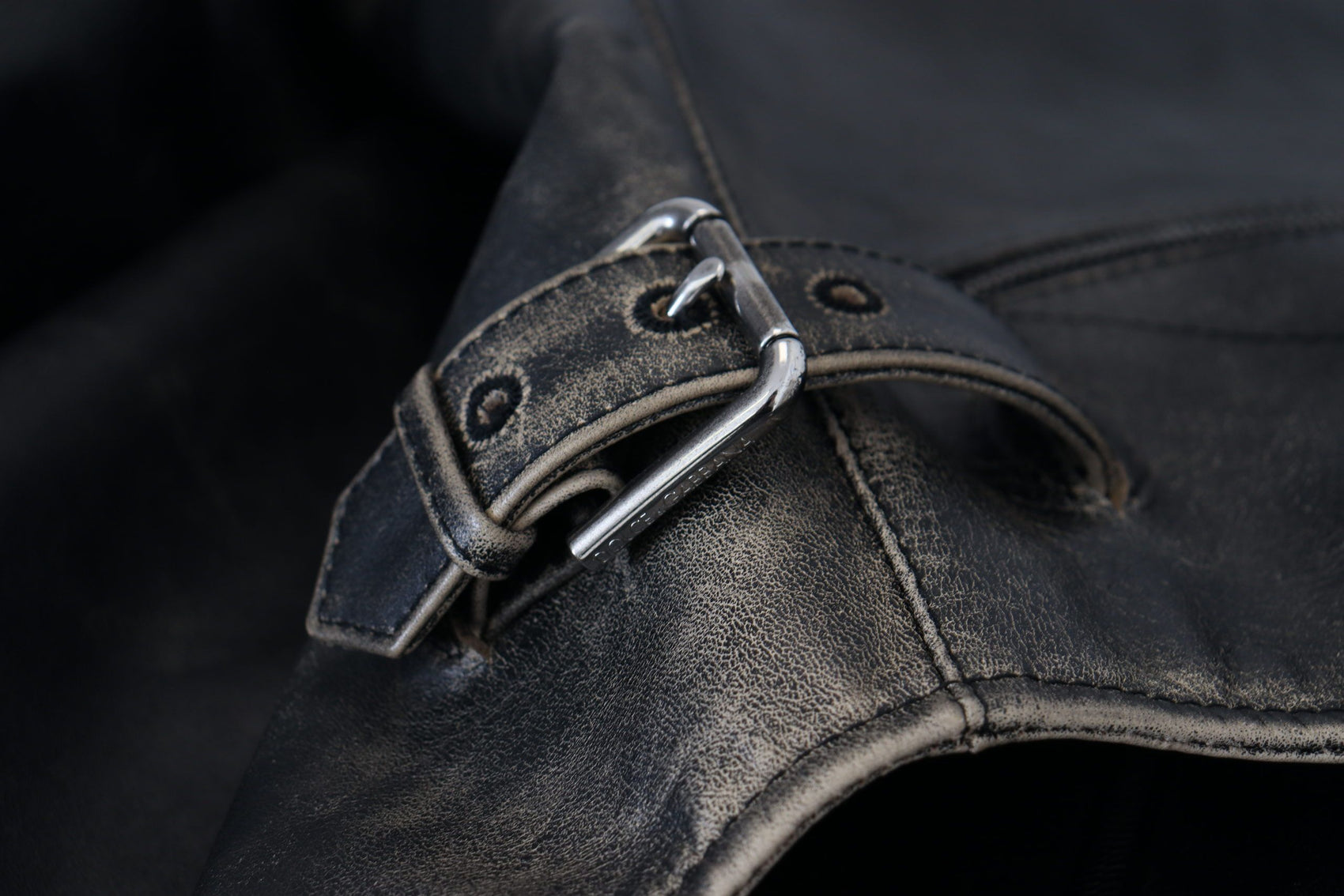 Elegante schwarze Lederjacke mit silbernen Details