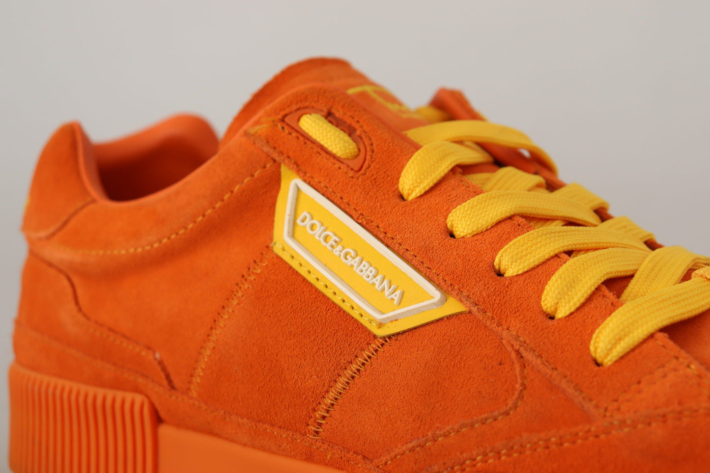 Orangefarbene italienische Wildleder-Sneaker